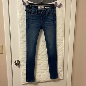 Hollister jeans size 3 R low rise super skinny. Great condition.